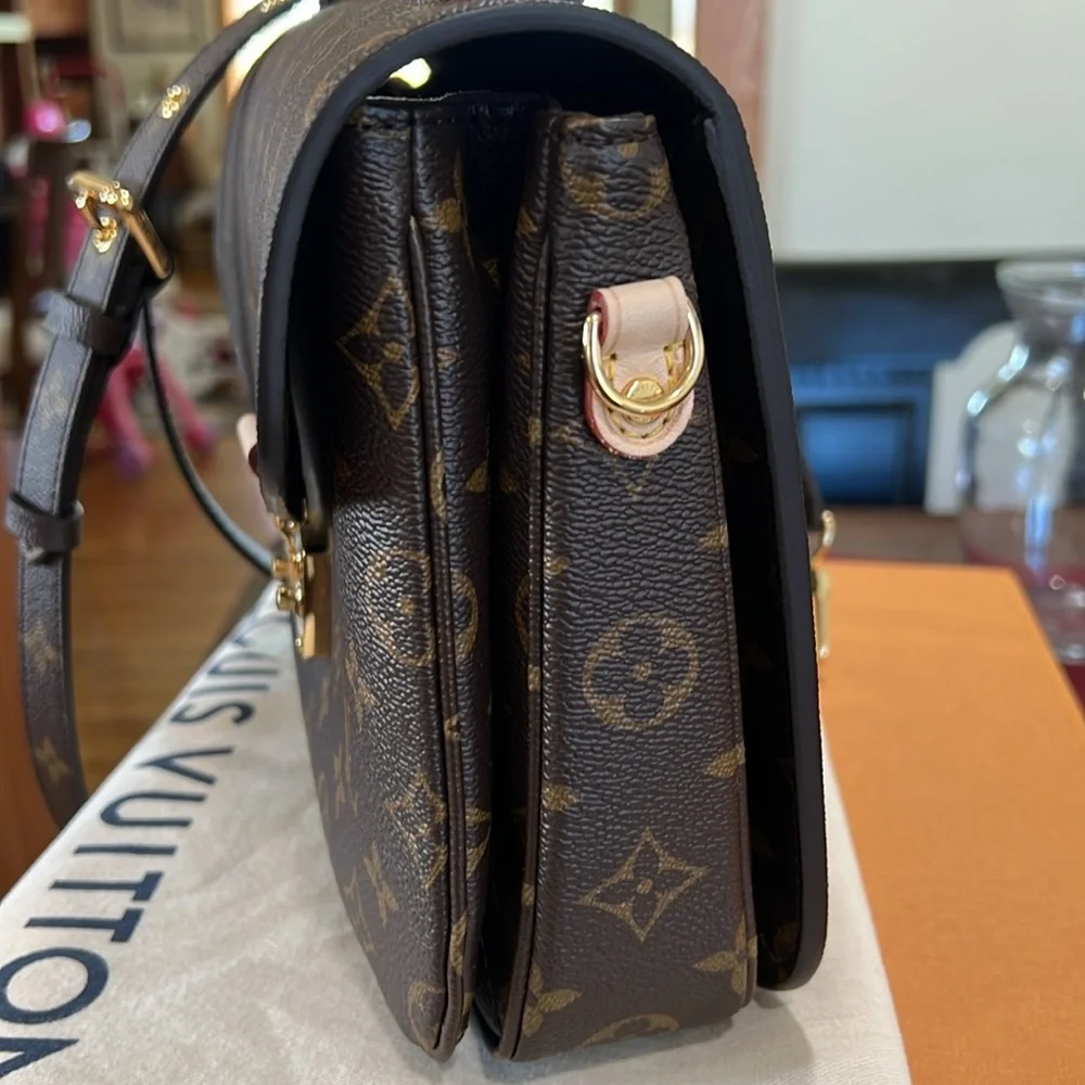 SOLD! Authentic Louis Vuitton Pochette Metis! - Picture 4 of 16